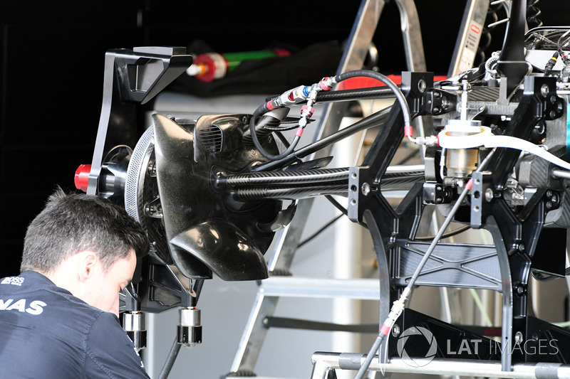Mercedes-Benz F1 W08 front suspension and wheel hub detail