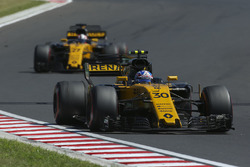 Jolyon Palmer, Renault Sport F1 Team RS17, Nico Hulkenberg, Renault Sport F1 Team RS17