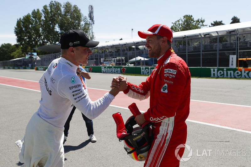 Valtteri Bottas, Mercedes AMG F1, si congratula con Sebastian Vettel, Ferrari