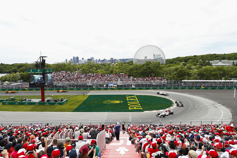 Charles Leclerc, Sauber C37, precede Kevin Magnussen, Haas F1 Team VF-18, e Sergey Sirotkin, Williams FW41