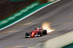 Kimi Raikkonen, Ferrari SF70H kıvılcımlar saçıyor