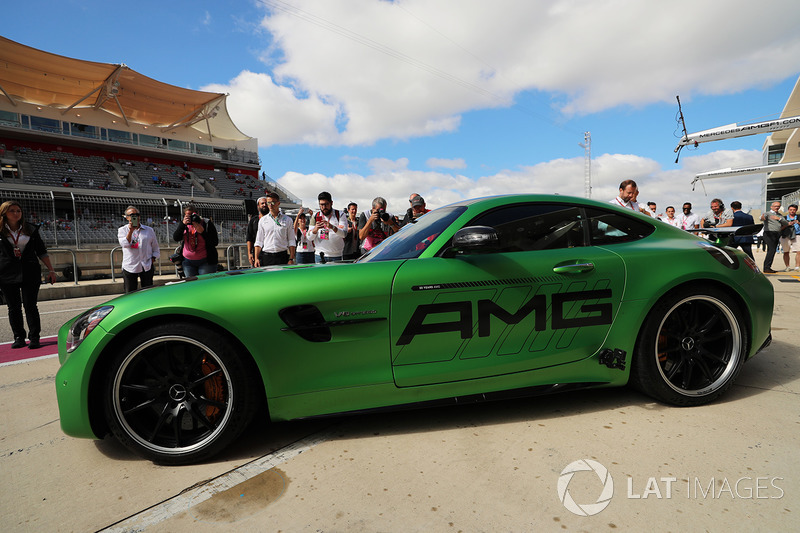 conduce un Mercedes SLS alrededor de la pista con Usain Bolt en el asiento del pasajero