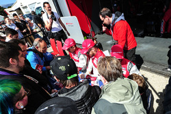 #7 Audi Sport Team Joest Audi R18: Marcel Fässler, Andre Lotterer, Benoit Tréluyer firmano autografi