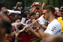 Jenson Button, McLaren signeert handtekeningen voor de fans