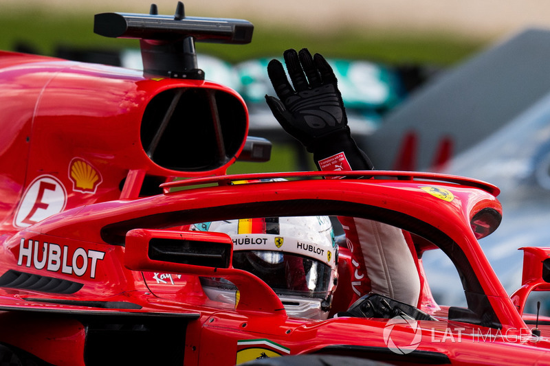 Le vainqueur Sebastian Vettel, Ferrari SF71H fête sa victoire
