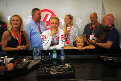 Kevin Magnussen, Haas F1 Team VF-17 con su familia y su padre Jan Magnussen