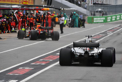 Lewis Hamilton, Mercedes-AMG F1 W09 pitstop
