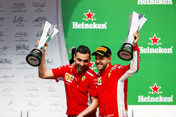 Nicola Bariselli, ingegnere di pista, Ferrari, e Sebastian Vettel, Ferrari, 1° classificato, con i trofei dei vincitori