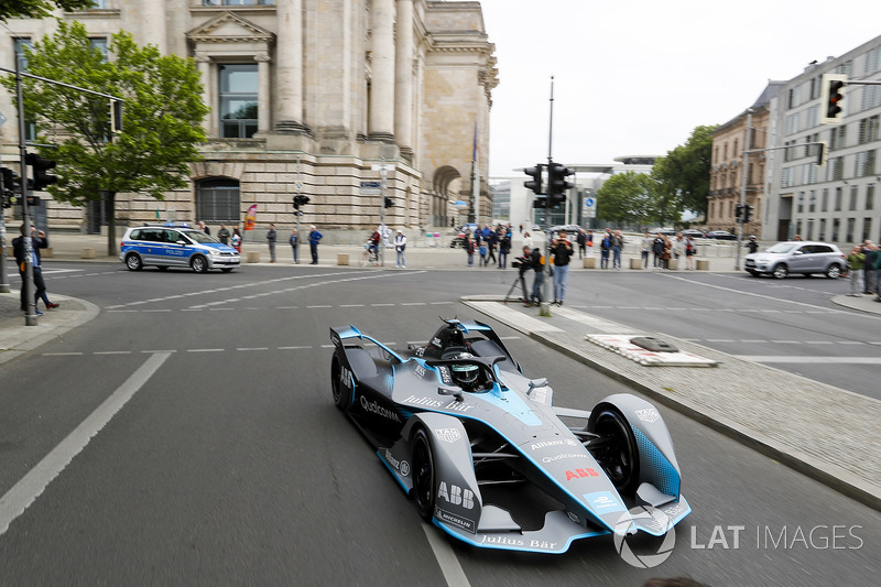 Formula 1 World Champion Nico Rosberg, Gen2 Formula E aracını Berlin sokaklarında sürüyor