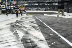 Reifenspuren in der Boxengasse des Indianapolis Motor Speedway