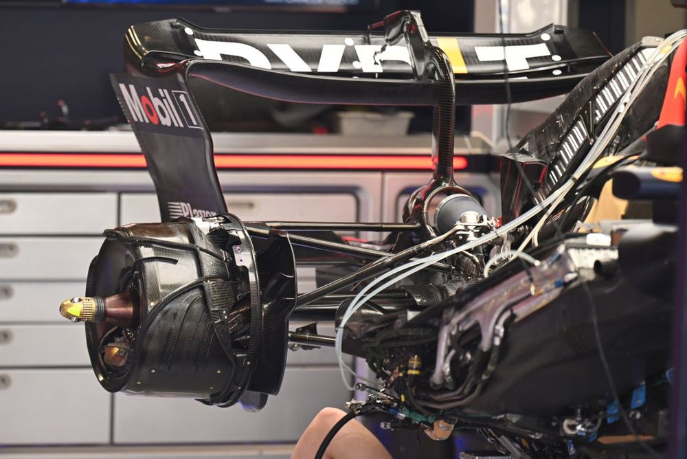 Red Bull Racing RB19 detalle del alerón y tambor de freno traseros