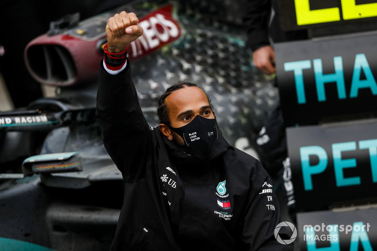 Le vainqueur Lewis Hamilton, Mercedes-AMG F1, fête avec son équipe