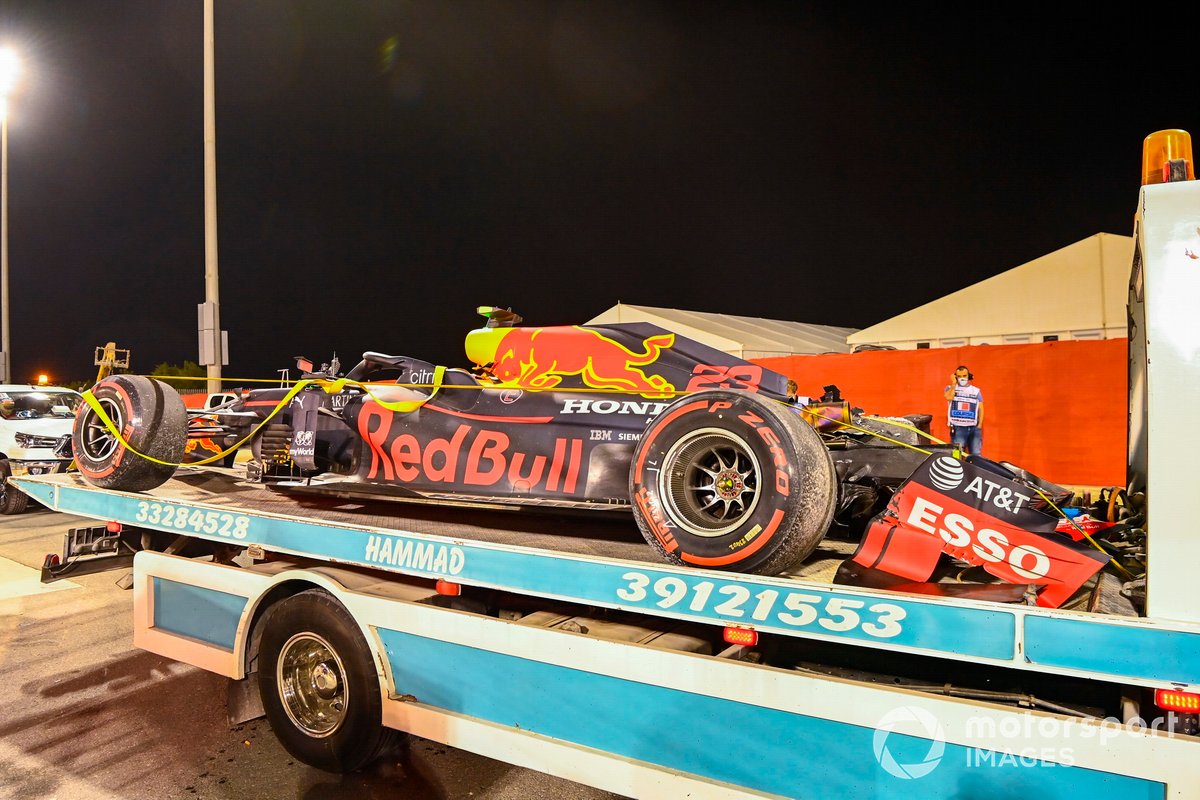 Mobil Alex Albon, Red Bull Racing RB16, rusak parah usai kecelakaan saat FP2 F1 GP Bahrain