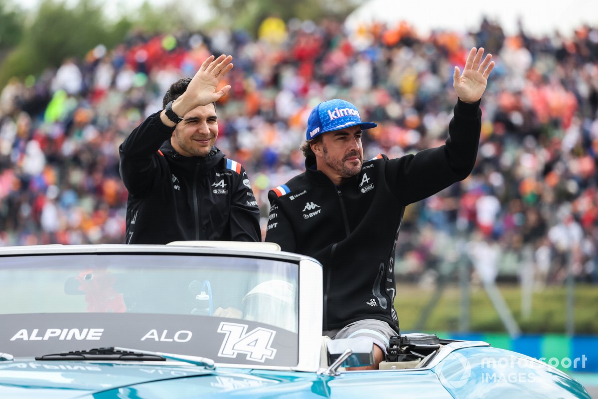 Fernando Alonso, Alpine F1 Team, Esteban Ocon, Alpine F1 Team, en el desfile de pilotos