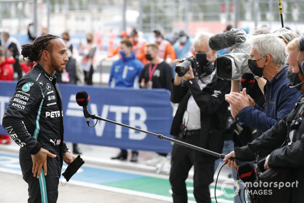Lewis Hamilton wordt na de race in Sochi geïnterviewd door Damon Hill.