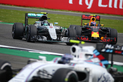Nico Rosberg, Mercedes AMG Petronas F1 W07 y Max Verstappen, Red Bull Racing RB12
