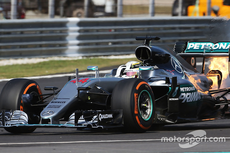 Lewis Hamilton, Mercedes AMG F1 W07 Hybrid si ritira dalla gara per la rottura del motore