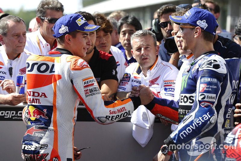 Il poleman Marc Marquez, Repsol Honda Team con il secondo qualificato Jorge Lorenzo, Yamaha Factory Racing nel parco chiuso
