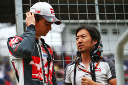 Esteban Gutierrez, Haas F1 Team met Ayao Komatsu, Haas F1 Team Race Engineer