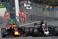 Reifenschaden: Max Verstappen, Red Bull Racing RB13, im Duell mit Romain Grosjean, Haas F1 Team VF-17