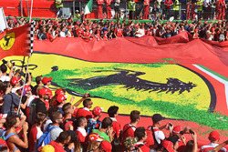 Fans und riesige Ferrari-Flagge