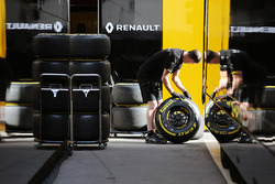 Renault Sport F1 Team monteur met banden van Pirelli