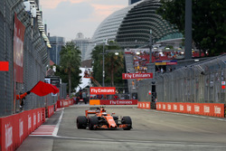 Stoffel Vandoorne, McLaren MCL32, Streckenwart mit gelber Flagge