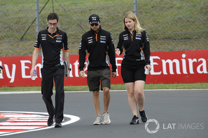Sergio Perez, Force India walks the track with Bernie Collins, Force India Strategy Engineer