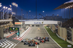 Start: Valtteri Bottas, Mercedes F1 W08, führt
