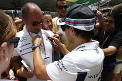 Felipe Massa, Williams, signeert het shirt van een fan