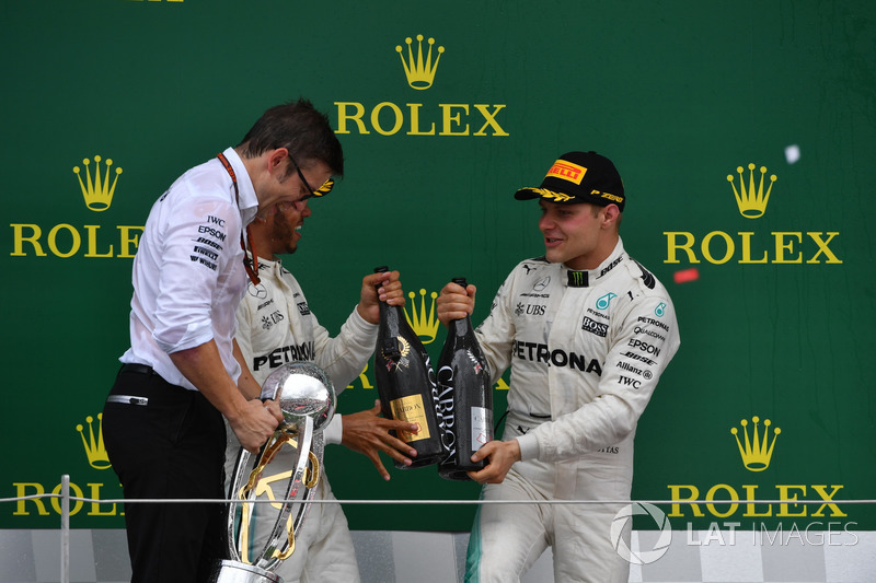 Peter Bonnington, Mercedes AMG F1 Race Engineer, Lewis Hamilton, Mercedes AMG F1 and Valtteri Bottas, Mercedes AMG F1 celebrate on the podium, the champagne
