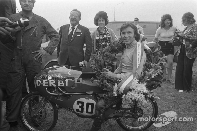 Angel Nieto (auf dem Motorrad)