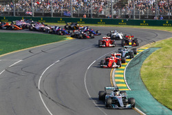 1. Kurve: Lewis Hamilton, Mercedes AMG F1 W08