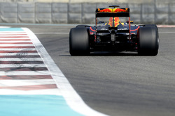 Даніель Ріккардо, Red Bull Racing, тестує нові зразки шин Pirelli для 2017 року