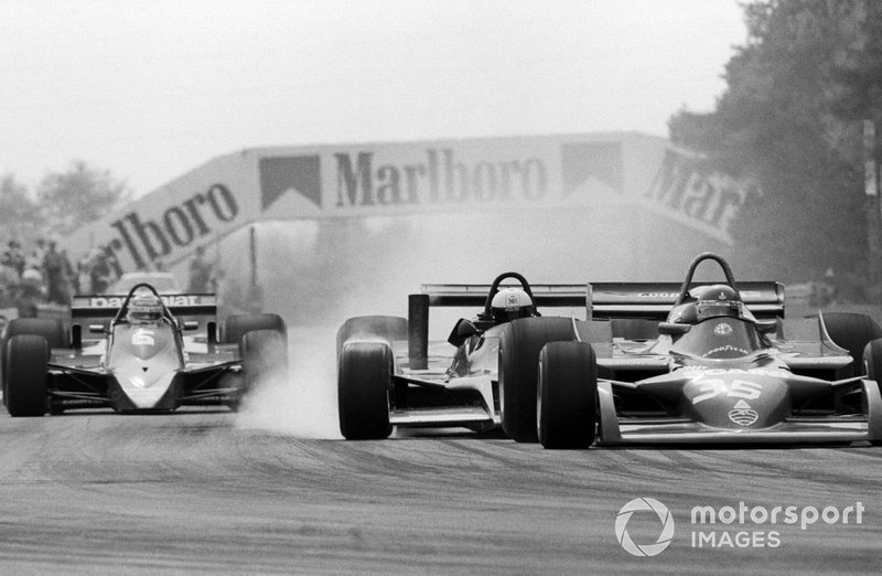 Elio de Angelis, Shadow DN9, choca contra la parte trasera de Bruno Giacomelli, Alfa Romeo 177