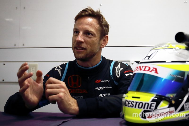 今季のヘルメットカラー導入について語るジェンソン・バトン
