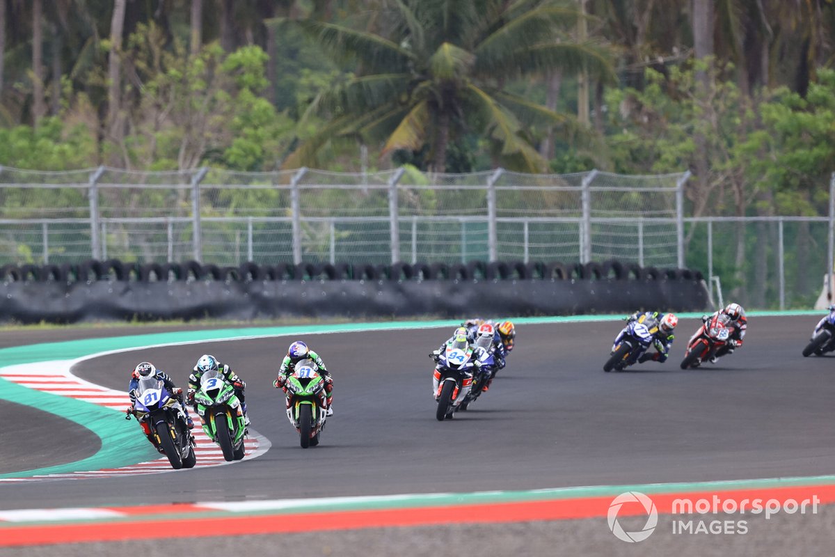 Para pembalap World Supersport saat beraksi dalam Race 1 di Pertamina Mandalika International Street Circuit pada 20 November 2021