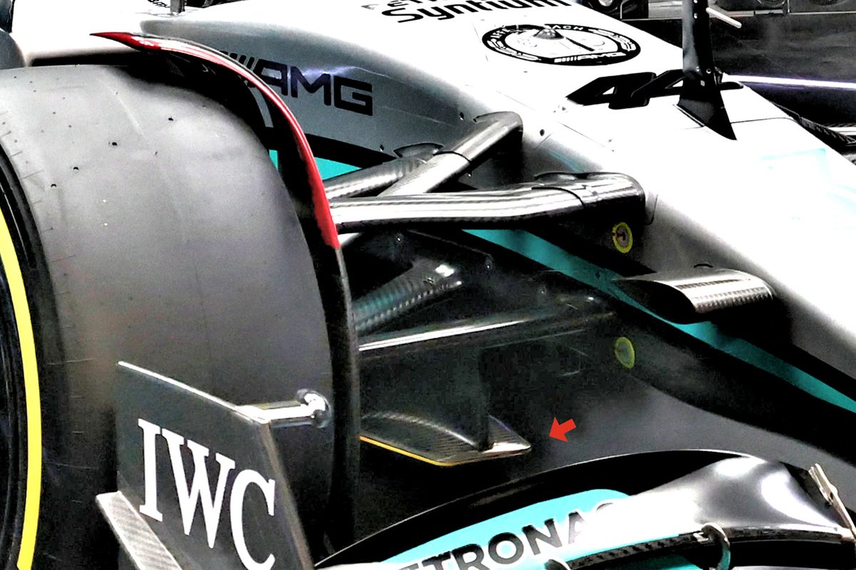 Detalle de la suspensión delantera push-rod del Mercedes W13.
