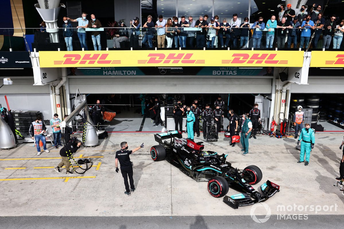 Lewis Hamilton, Mercedes W12, sale del garaje.
