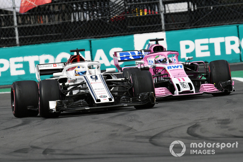 Marcus Ericsson, Sauber C37 et Sergio Perez, Racing Point Force India VJM11 en lutte