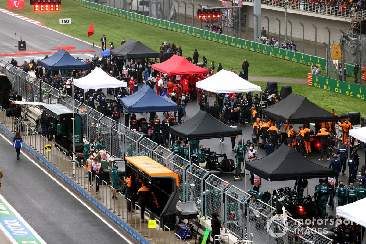Mechanics at work on the grid prior to the start