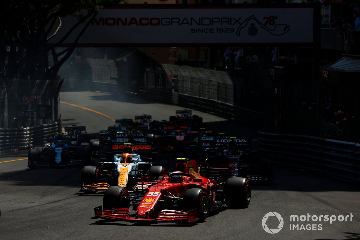 Carlos Sainz Jr., Ferrari SF21, Lando Norris, McLaren MCL35M, Pierre Gasly, AlphaTauri AT02, Lewis Hamilton, Mercedes W12, and Esteban Ocon, Alpine A521, saat turun di lomba F1 GP Monako di Circuit de Monaco, Minggu (23/5/2021).