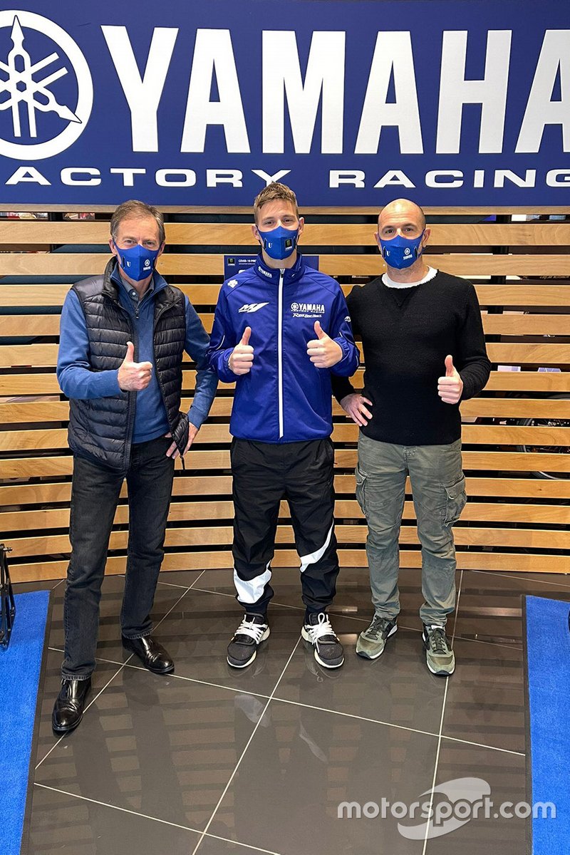 Fabio Quartararo (tengah) dengan seragam tim pabrikan, Yamaha Factory Racing.