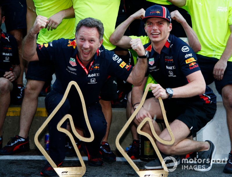 Christian Horner et Max Verstappen, Red Bull Racing, fêtent la victoire avec l'équipe