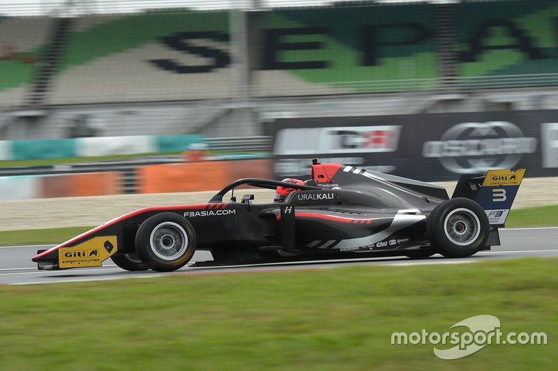 Никита Мазепин за рулем болида Hitech Grand Prix в гонке Азитаской Формулы 3