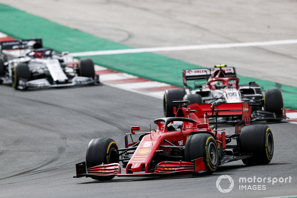 Себастьян Феттель, Ferrari SF1000, Антонио Джовинацци, Alfa Romeo Racing C39, и Даниил Квят, AlphaTauri AT01