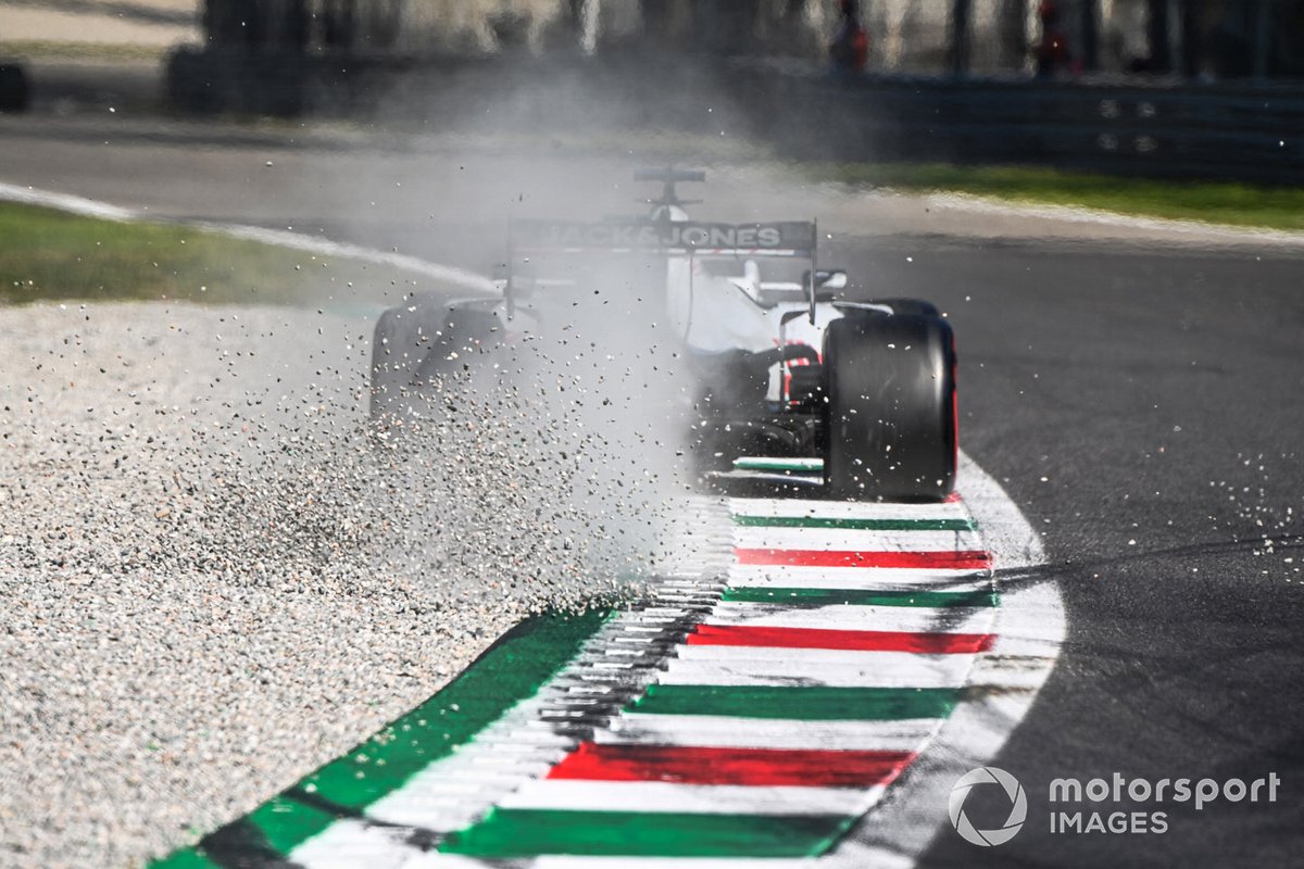 Gravel flies through the air behind Romain Grosjean, Haas VF-20