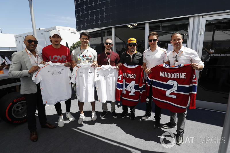 Fernando Alonso, McLaren, y Stoffel Vandoorne, McLaren, intercambian camisetas con jugadores de hockey