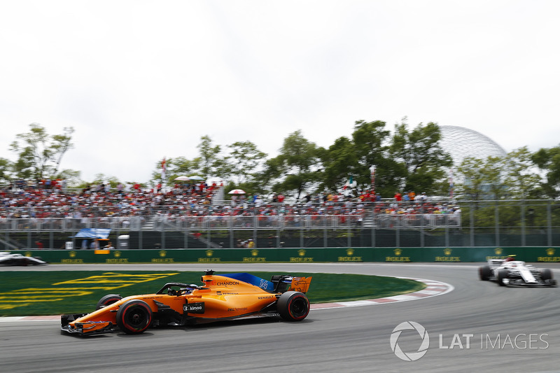 Fernando Alonso, McLaren MCL33, precede Charles Leclerc, Sauber C37