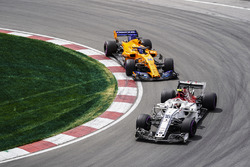 Charles Leclerc, Sauber C37, Fernando Alonso, McLaren MCL33